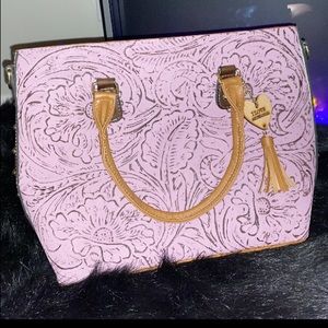 Very huge shoulder bag can put the strap on also